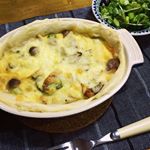 ピエトロ大人気「おうちパスタ」シリーズの新しいカルボナーラソース。それを使ってカルボナーラ風グラタン。まろやかで美味しい〜！パイ生地を敷いて、しめじとほうれん草、ベーコンを入れた豆乳&カルボナーラソー…のInstagram画像