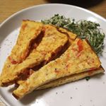 先日のおつまみ。玉子焼きフライパンを使ってオープンオムレツ。パプリカととけるチーズとプチトマト。ケチャップとマヨネーズ、塩コショウで適当に作ったけど意外とおいしかった。食べるときち…のInstagram画像