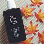 100％天然の頭皮ケアシャンプー「ノンシリコンシャンプー haru　黒髪スカルプ・プロ」を試させていただきました！・ノンシリコンって泡立たないし、キシキシするイメージ…。ところが、こち…のInstagram画像