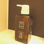 株式会社nijito 様の.100％天然の頭皮ケアシャンプー【haru kurokamiスカルプ】を使わせて頂いてます～✂️✨.. ちょうど前のシャンプーも無くなり、パ…のInstagram画像