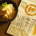 おとーさんの友人が釣った鯛を丸々頂いたのでお刺身にして食べて、残りの切り身はスキレットで焼いてから、焼いた切り身と出汁で一緒に炊飯して鯛めしを作りました(写真2枚目)。・鯛の旨みがそのままお米…のInstagram画像