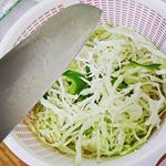 百均で、キャベツ用のピーラーを以前購入して試したことがありましたが、不器用なので上手く出来ませんでした。それからは専ら包丁で千切りをしています。でもやっぱり千切り苦手です…私の中で千切りが上手に出来る…のInstagram画像
