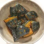 坊っちゃんかぼちゃが売っていなくて、普通のかぼちゃで作ったかぼちゃオバケの煮物🎃まるごとキューブだしはかつお節と昆布出汁がキューブになっていてお湯で簡単に溶けます。お出汁の味がしっかりしていま…のInstagram画像