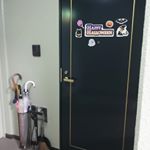 マグネットパークさんから頂いた、ハロウィンマグネットセットで、玄関の扉をデコレーションしてみました👻🎃🍭めっちゃ可愛い😍💕簡単なのに一気にハロウィン感満載っ😚これ子供テンション上がるやつやん。早く帰っ…のInstagram画像