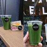 今日のお昼はヘルシーなファストフード店　デリファスデリ🎵delifas!DELI×トリートトリート グリーンデトックススムージーに飲む日焼け止めをブーストしたスペシャルスムージー★グリーン…のInstagram画像