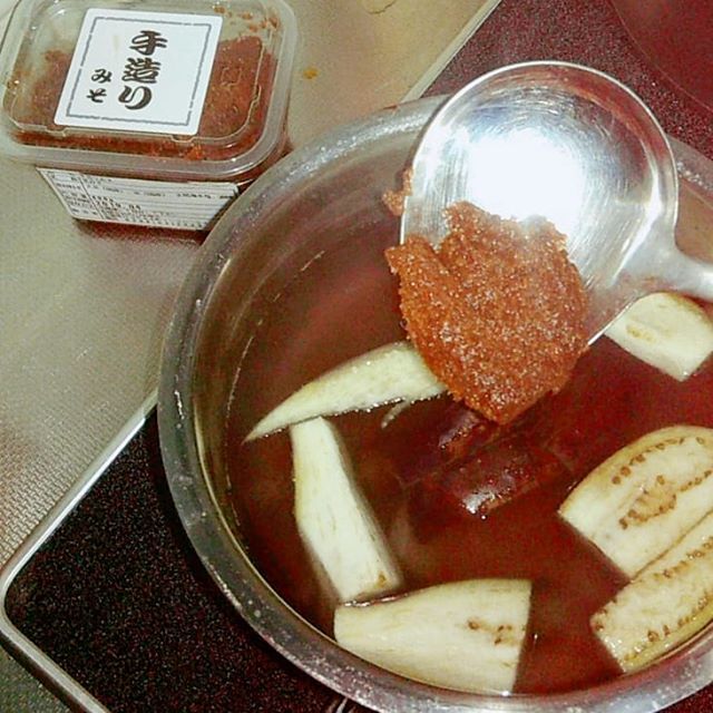口コミ投稿：茄子の味噌汁って黒くなってしまいますが、出汁を入れて沸騰させてから茄子を入れ2分…