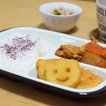 昨日、夜ごはんの後に残り物を入れておいたプレート。小森樹脂さんの『楽弁』・蓋をしてそのまま冷蔵庫へIN！！朝は蓋をしたままレンチンするだけ😍これとっても便利。ラップもいらないし…のInstagram画像