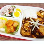 旦那の仕事が遅く、子供の夕飯とは時間が異なります。・やっぱりご飯は作りたてが美味しいと思い、旦那の帰宅後、夜中にもう一度火を使うんですが、小森樹脂さんの楽弁を知り、とっても便利だなーと。蓋つき…のInstagram画像