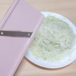 千切りキャベツはスライサーを使ってるけど幅が狭くて使いにくい😣ののじキャベツピーラースーパーライトで、「ふわっふわっ」の食感の千切りキャベツが作りたい✨#千切りキャベツ#ののじ #monipl…のInstagram画像