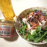 今晩はまったりひとり飲み🍺 近くの亀田本町にある中野豆腐店でお豆腐買って冷奴です。木綿なんだけどトロトロしてて私好みなんです♡そこに、地元函館の鮭フレークラー油味と粗塩でいただきます🙏…のInstagram画像