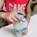 キャップオープナーを使ってみました☺️キャップに取り付けて、水道の蛇口をひねる様にまわしたら簡単に空きます。力の無い子供やお年寄り👵にピッタリ！うちの子も簡単に空けてました。何気にこういうの1つあった…のInstagram画像