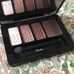 パレット サンク クルール（Palette 5 Couleurs ）」は、その名前の通り5色のアイシャドウがセットになったパレット。捨て色無しの使い勝手の良さが🙆‍♀️GUERLAIN最高♡…のInstagram画像