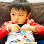 ..👦「イケメンは歯が命❣️」..モテモテになるべくたっくんが取り組んでいるのは綺麗な歯を保つこと😂💓.そんなたっくんがモニターしてるのが@beanstalk_…のInstagram画像