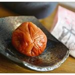 梅の紀乃家さんの池袋リニューアル記念お楽しみ袋を頂きました！子供の頃から梅が大好きなのですごく嬉しい☺️！＊1枚目:白干梅。塩分18%の大粒梅！しょっぱいですが、肉厚で後から梅の果実の美味…のInstagram画像