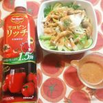 #今日の晩ごはん早速リコピンリッチを開けてトマトドレッシングにしました！・まずはそのまま飲んで→食塩無添加なのに濃厚なトマトの旨みと甘みでトマトソースのように濃縮されたとろみあり。・ドレッ…のInstagram画像