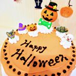 ハロウィンケーキ作りました。ケーキの生地には紫芋パウダーとかぼちゃパウダーの2種類をつかって市松模様みたいにしました。チョコレートバタークリームを塗り塗り、さらに上からチョコレートをかけて、ケ…のInstagram画像