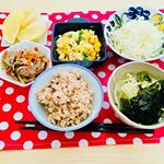 今日のお昼ごはん🍚 ＊玄米五穀ごはん＊あおさの味噌汁＊キャベツサラダ🥗＊スクランブルエッグ🍳＊豚肉のウスターソース炒め＊グレープフルーツ#ひとり暮らし  #自炊 #おうちご…のInstagram画像