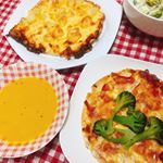ハロウィンにうす焼きピッツァ ベーコン&グラタンソース、うす焼きピッツァ濃厚チーズのセット#ピザアレンジ ジャガイモやブロッコリーベーコンなどをのせて、#チーズ倍増 しました。#薄生地 な…のInstagram画像