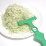 新発売のキャベツピーラースーパーライトを試してみました。力を入れずにスルスル千切りキャベツができて感動しました🤣 ふわっふわっ食感の究極の千切りキャベツがつくれます💕キャベツが美味しいです😊…のInstagram画像
