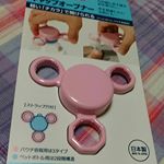 KOMORIのキャップオープナー🌠ペットボトルのキャップにセットして回すだけで軽い力で開けられるから、握力が弱い私にぴったり😉ネイルを保護したい方にもおすすめです👌✨ 小さい3つの穴はパウ…のInstagram画像