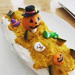 子供に催促され、初めてハロウィンケーキを作ってみました。が、かぼちゃのムースを裏ごししなかったら絞り出すことが出来ず微妙なデコレーションに…。でもアートキャンディさんのハロウィンケーキオーナメントを飾…のInstagram画像