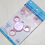 小森樹脂からキャップオープナーが届きました♥.色々なキャップが簡単に開けられる便利グッズです(*^^*).ハンドスピナーのような形で、真ん中がペットボトル用、小さい穴がパウチ容器用です…のInstagram画像