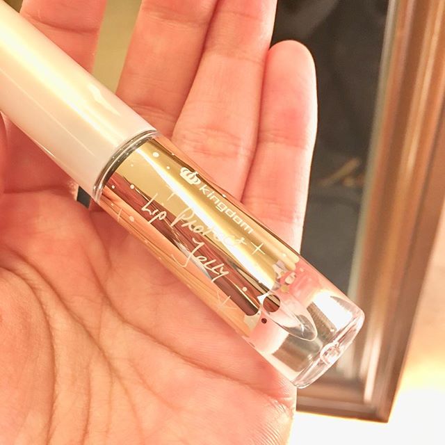 口コミ投稿：ブライダルアテンドはドレスを間近で触り綺麗に整えるのもお仕事💒👰🤵.口紅がドレスに…