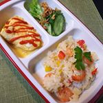 楽弁おうちで使えるこの便利なプレート。蓋つきで、蓋ごとレンチンできるから自分がお留守の時の置き弁にいいー♥️ 今日は晩ごはんにプレートとしてだしましたぁ❗️仕切りが深いから汁多めの物でも大丈夫…のInstagram画像