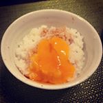 かき醤油を使った卵かけご飯。甘過ぎず、辛過ぎずのベストな味。最近、ご飯少なめにしてたのに、思わず多めにしてしまったｗ.#アサムラサキ #かき醤油 #たまごかけご飯 #ＴＫＧ #monipla …のInstagram画像