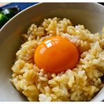 午前の打ち合わせから腹ペコで帰宅したのでお昼ご飯！前から密かに楽しみにしてた卵かけご飯🍚某料理番組流の卵かけご飯をアサムラサキさんのかき醬油で。途中で神宗のつぶ昆をかけると、個人的最強の組…のInstagram画像