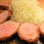 神戸三宮・さんプラザ地下1階にある、「とんかつ きんとん 神戸三宮店」で。数量限定の〝極上シャトーブリアン定食〟を。生でも食べられる奇跡の豚肉だから、中はほんのりピンク色。やわらかくてジューシーで甘い…のInstagram画像