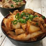 .こんばんは🌙.今日のおうちスタミナ料理 は#豚キムチ丼 だよ🍴✨奥のは旦那用に取り分けて作った#野菜炒め丼 ・・・離乳食レベルに手のかかる旦那ちゃんです😨😨😨（笑）..そ…のInstagram画像