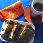 温かいほうじ茶と#いそべ餅 でほっこり。高級な海苔はやっぱり違うなぁってよくわかる❣️山本海苔店の#極上銘々焼海苔 梅の花。いただきものぐらいでしか食べた事なく、久しぶりに食しておいしさ再…のInstagram画像