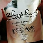 リズムウエイトコントロールをプレゼントしていただきました😊ぽっちゃり系わんこなのでウェイトコントロールできるヘルシーなドッグフードなのが嬉しいですね✨サーモンを主原料とし、オメガ3脂肪酸が豊富…のInstagram画像