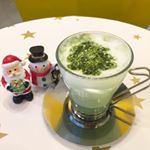*﻿原宿FABIUS cafeの﻿期間限定HOTドリンク☕️﻿﻿﻿バナナが入っているので甘くて飲みやすい﻿すっきりフルーツ青汁・ラテ🍌 ﻿クリスマスツリーがかわい〜🎄💕﻿…のInstagram画像