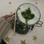 @fabius.jp さまの新作クリスマスドリンクを🥤ふわふわなクリーミーな泡と青汁や炭が入っている飲み物。はちみつのふんわりしたお味でごくごく飲めちゃう！そして、美味しい…のInstagram画像