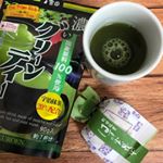 今日のおやつは先日、友人からもらった「はすの実最中」町田の有名な銘菓だそうです。玉露園から発売されている「濃いグリーンティー」と一緒に♪国内産宇治抹茶を原料の20％配合、100％国内産原料…のInstagram画像