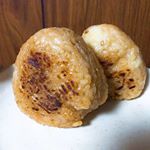 大量に作った♥️これで冷凍保存して美味しい手作り焼おにぎりがいつでも食べられます。香ばしいお醤油のいい香り😍#アサムラサキ #かき醤油 #焼おにぎり #monipla #asamurasa…のInstagram画像