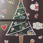 クリスマスデコレーションマグネット【おしゃれデザイン Sセット】マグネットパークやわらかい磁石のシートでできた、デコレーションステッカーを冷蔵庫に貼ってみました☆150cmくら…のInstagram画像
