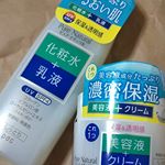 ☆#エッセンスローションUV ☆洗顔後の肌に必要な水分と油分を補う化粧液。うるおい成分海洋性コラーゲン・ローヤルゼリーエキスを配合し、肌のすみずみまで潤いで満たして、ハリ・弾力・透明感のある素肌に…のInstagram画像