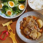 .昨晩のおかずに肉じゃが。.最近じゃがいもの皮むきは、ののじさんのポテトピーラーを使っています😊以前使っていたピーラーは皮が厚くむけてしまうので、皮むきは包丁派だったけど、このポテトピ…のInstagram画像