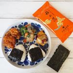 お昼ご飯🍚お弁当の残りのおかずとおにぎり💡おにぎりの海苔は、#山本海苔店 の【のれんの味『梅の花』】💡 高級感のあるパッケージが印象的📦香ばしくてパリパリで美味しい焼き海苔です😊…のInstagram画像