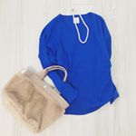 とろけるニット〜❣️..鮮やかブルーなこちらは、.@ezakkamania_stores の『とろニット』です♪.おうちで洗濯できる上、ウールとレーヨンのいいとこ取りの…のInstagram画像