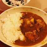 大好きな五島産鯛の出汁入りレトルトカレー☺️.今回はチキンカレーにしてみました！鶏肉を大きめの一口大に切り、こんがりとフライパンで焼いて塩胡椒で味付け。鶏肉に火が通ったら、こちらの な…のInstagram画像