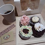 昨日はクイジナートのクリスマスデコレーションのイベントに行ってきました🎄🎀 ケーキデザイナーの太田さちかさんに教わりながらカップケーキをデコりました💕(４枚目)クイジナートのハンドミキサーであっと…のInstagram画像