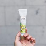 指が若く見えるハンドクリーム！..PLAZAやLOFTでよく見かける.@miccosmo のHURRY HARRY❤️.手の年輪シワを修復してくれるそうです✨..…のInstagram画像