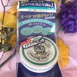 寒くなるこの季節でもデオトラント剤が欠かせません。スプレータイプだと寒い時期はぞくっとしてしまい使うのが辛いものもあるのですがことらの商品はパウダーでつけるので四季を問わず使えると思います。そして効果…のInstagram画像