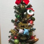 メリークリスマス♡主人が買ってきてくれたクリスマスツリーには、付き合って始めてのクリスマスプレゼントのブタさんを飾りました♡もう10年前になるけど、今でも相変わらず優しい旦那さん(＊´･ω･`…のInstagram画像