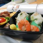おはよございます♪久々の#お弁当 投稿。お弁当って、写真撮る時はおいしそうに盛り上げて撮るけど、実際フタ閉める時はギューって押しちゃったり、平らにならさないとフタ閉まりませんよね😅そしたら…のInstagram画像