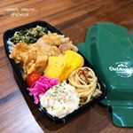 #今日のお弁当 ☺︎︎・○とり唐揚げ○卵焼き○さつまいもと豆のパスタ○タラモサラダ○紫キャベツの甘酢漬け○ミニトマト○高菜油炒め○ごはん・唐揚げ衣を何かでみ…のInstagram画像